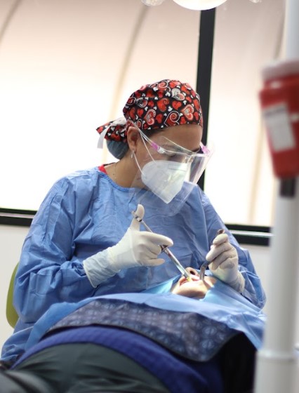 Dra. Carolina Gil atendiendo un paciente en una de las mejores clínicas de implantes dentales en Bogotá