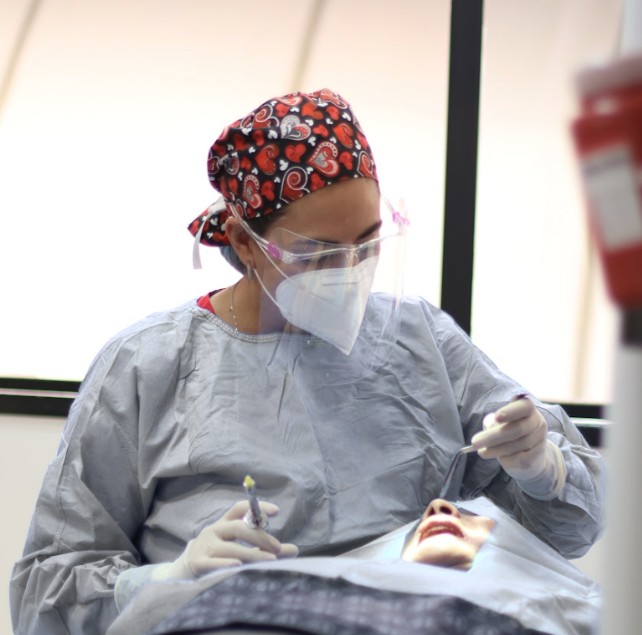 Extracción de cordales con cirujana oral y maxilofacial carolina gil - Quién saca las cordales en Bogotá